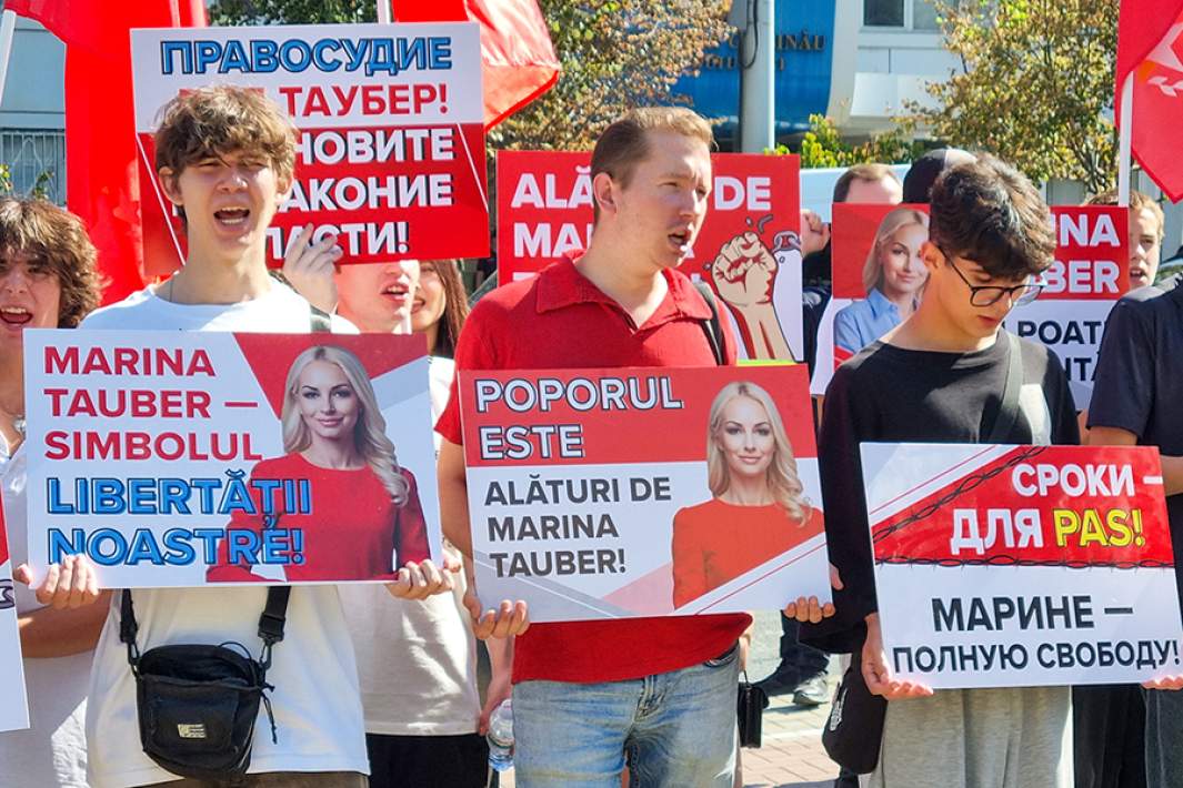 Сторонники депутата парламента Молдавии Марины Таубер во время митинга в ее поддержку
