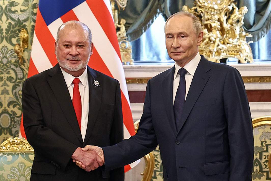Президент РФ Владимир Путин и верховный правитель Малайзии султан Ибрагим (справа налево)