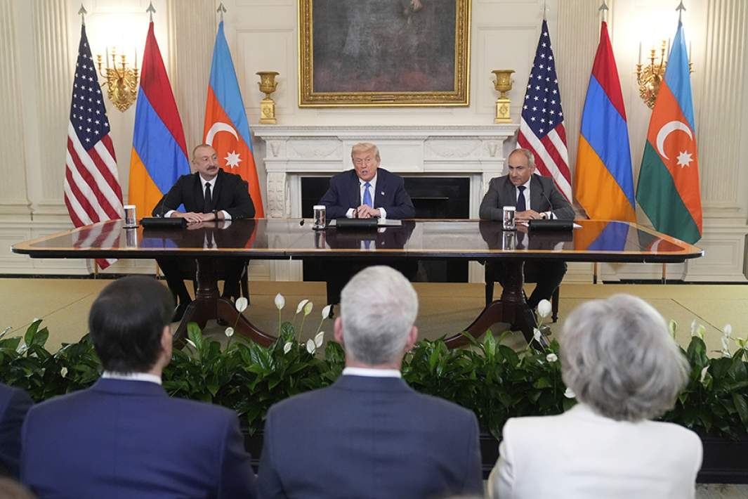 Президент Азербайджана Ильхам Алиев, президент США Дональд Трамп и премьер-министр Армении Никол Пашинян на церемонии подписания декларации о мирном урегулировании между Азербайджаном и Арменией в Вашингтоне. 8 августа 2025 года