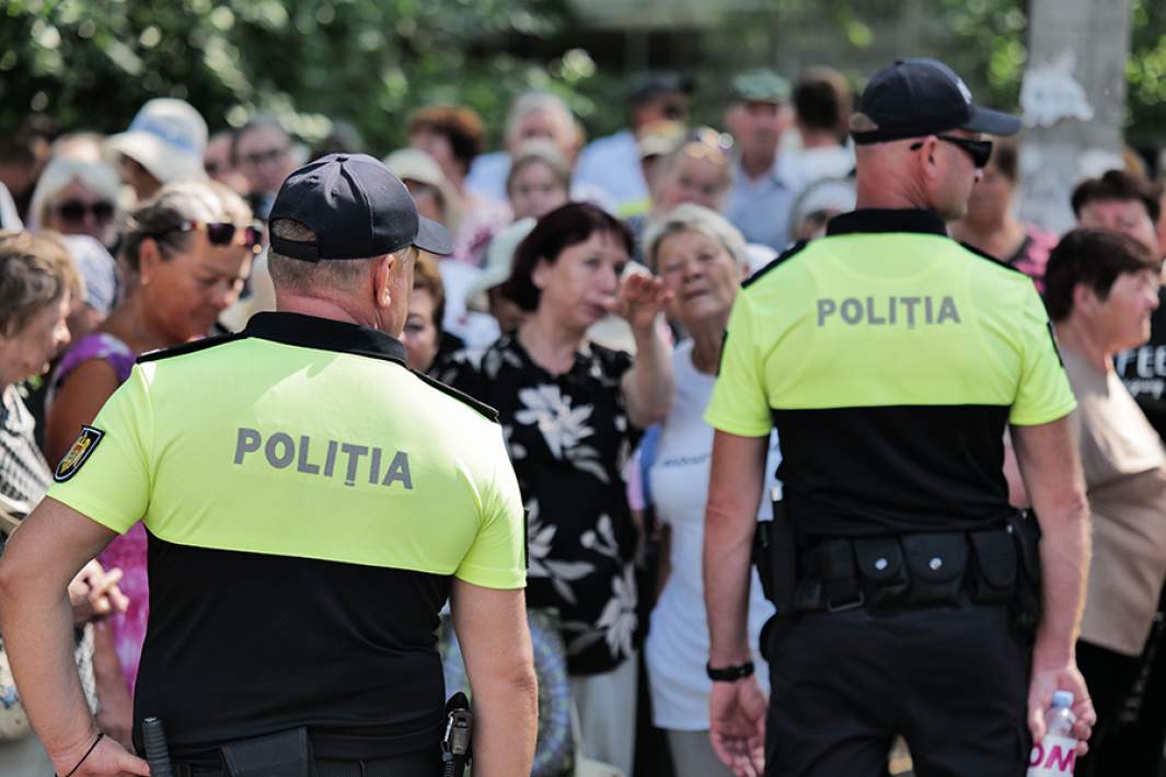 Сотрудники полиции во время митинга