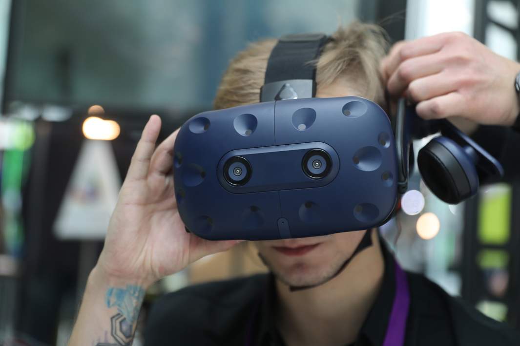 Мужчина в VR очках 