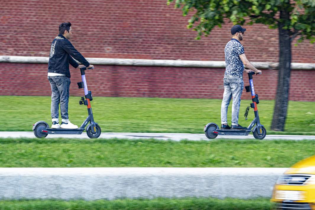 Мужчины на электросамокатах