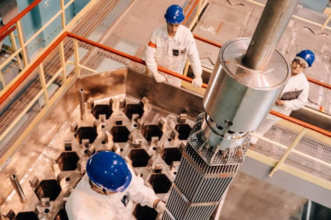 Загрузка ядерного топлива 