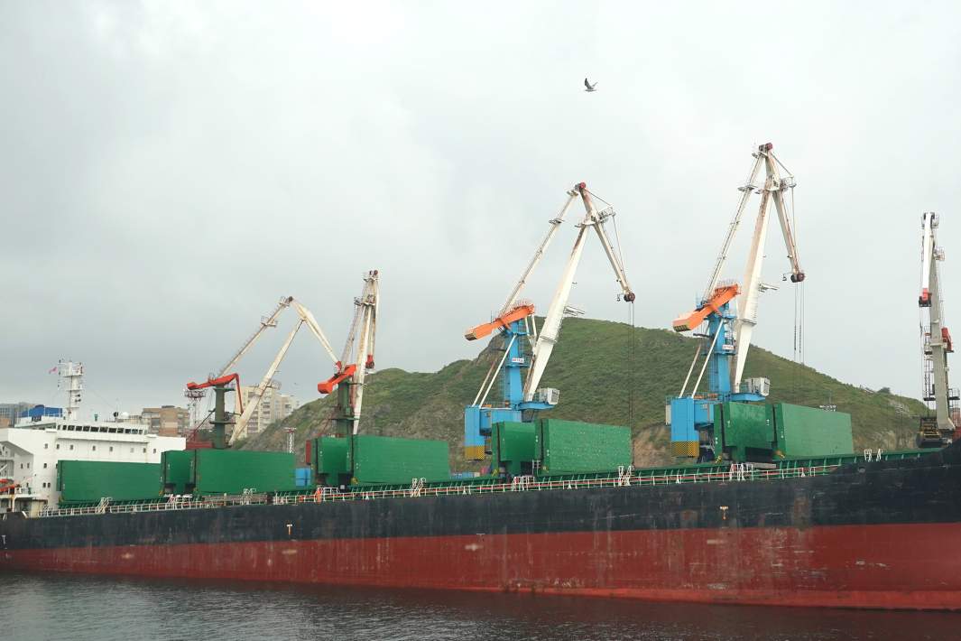 Морской порт, контейнеры