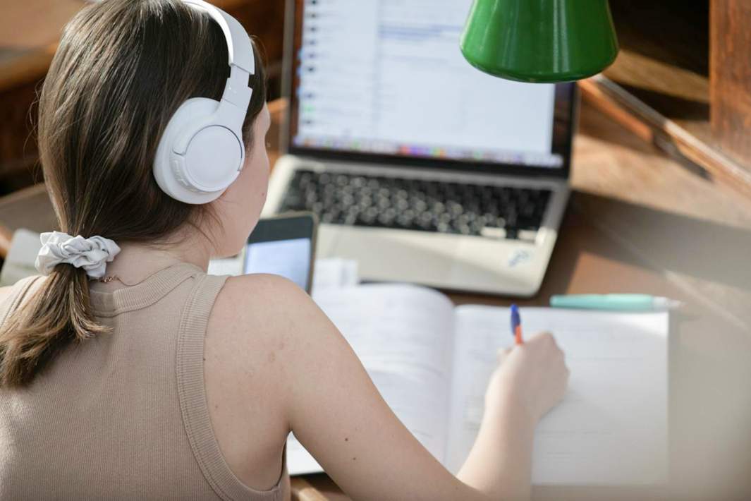 Студентка делает домашнее задание 