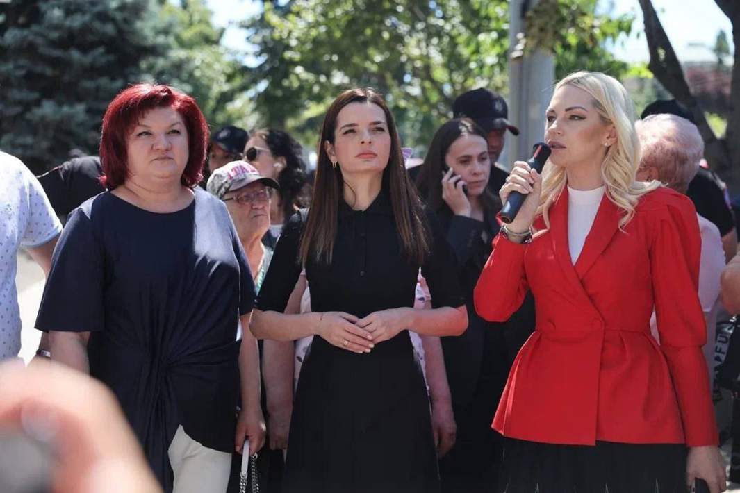 Слева направо: Бывший секретарь партии «Шор» Светлана Попан, башкан Гагаузии Евгения Гуцул и депутат от блока «Победа» Марина Таубер