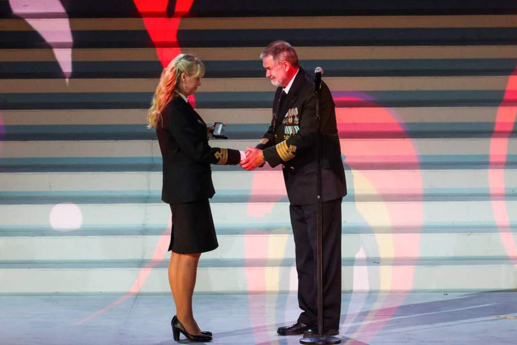 Капитан ледокола «Ямал» Марина Старовойтова и капитан ледоколов «Арктика», «Ленин» и «Россия», первопроходец Северного полюса Александр Баринов