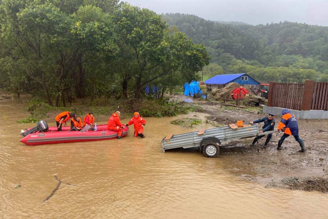 МЧС помогают пострадавшим 