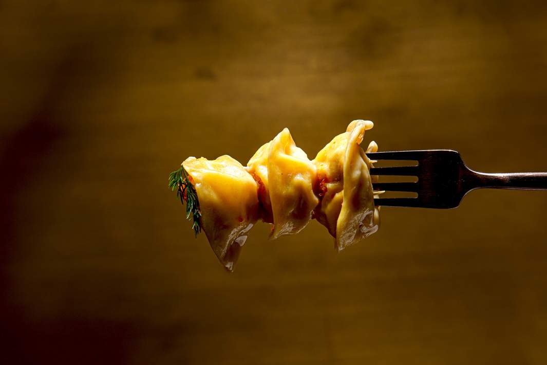 Домашние пельмени с бараниной и копченой сметаной