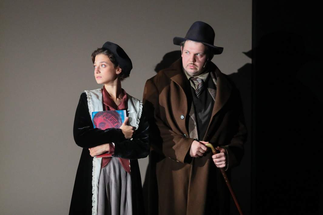 Елизавета Долбникова и Михаил Зубарев в роли Лужина и в сцене из спектакля «Защита Лужина»