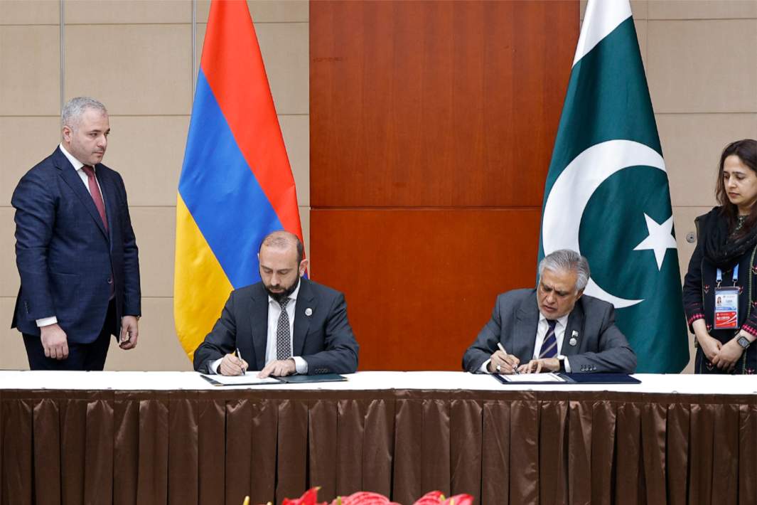 Министр иностранных дел Республики Армения Арарат Мирзоян и заместитель премьер-министра, министр иностранных дел Исламской Республики Пакистан Мухаммад Исхак Дар подписывают совместное коммюнике об установлении дипломатических отношений между Арменией и Пакистаном. 31 августа 2025 года