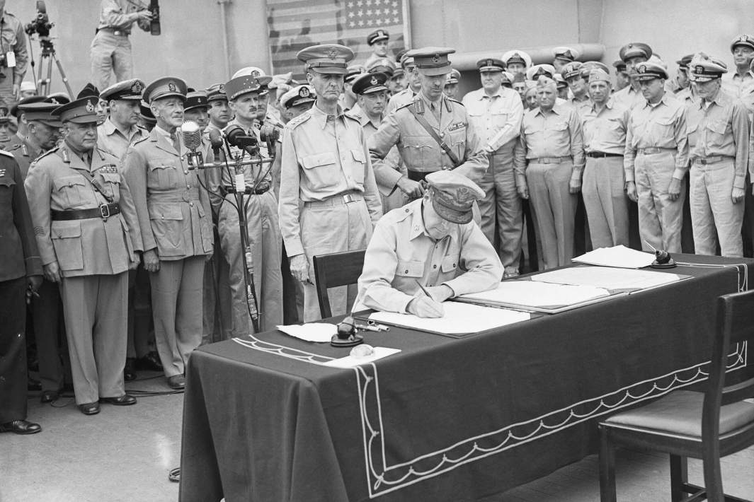 Генерал армии Дуглас Макартур подписывает акт о капитуляции 