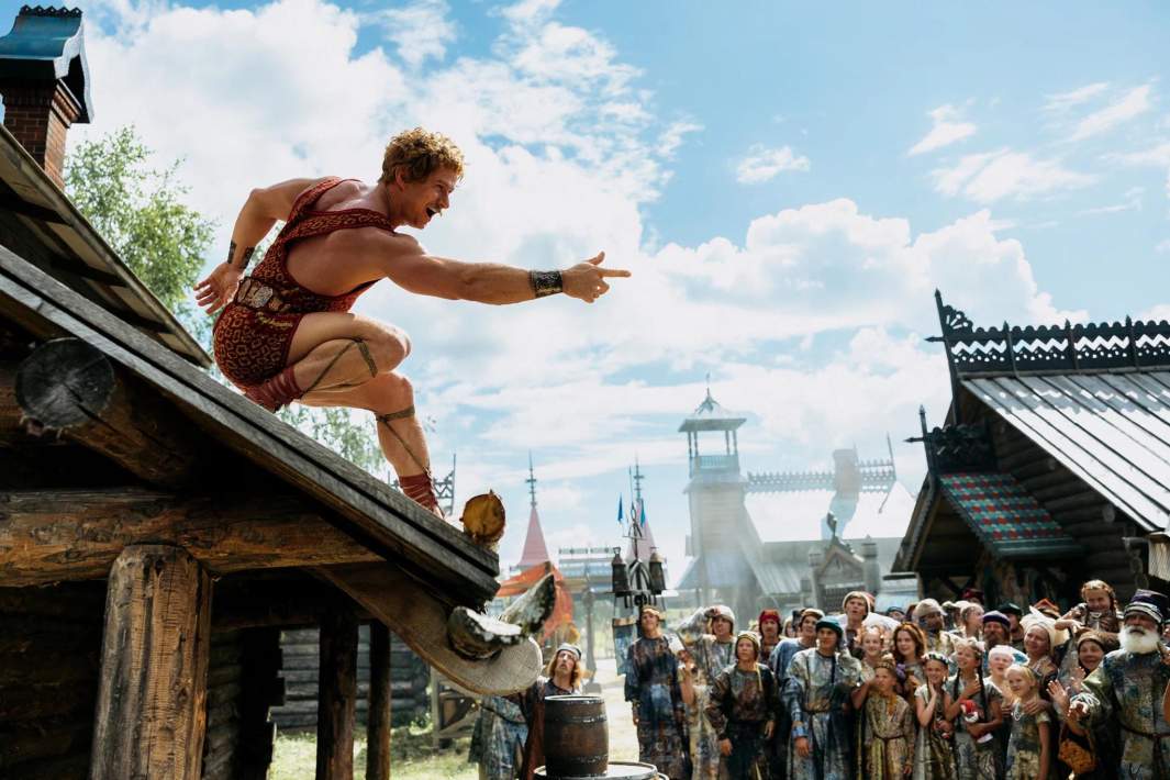 мужчина и толпа