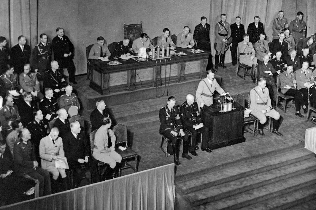 Адольф Гитлер объявляет Нюрнбергские законы, 1935 год