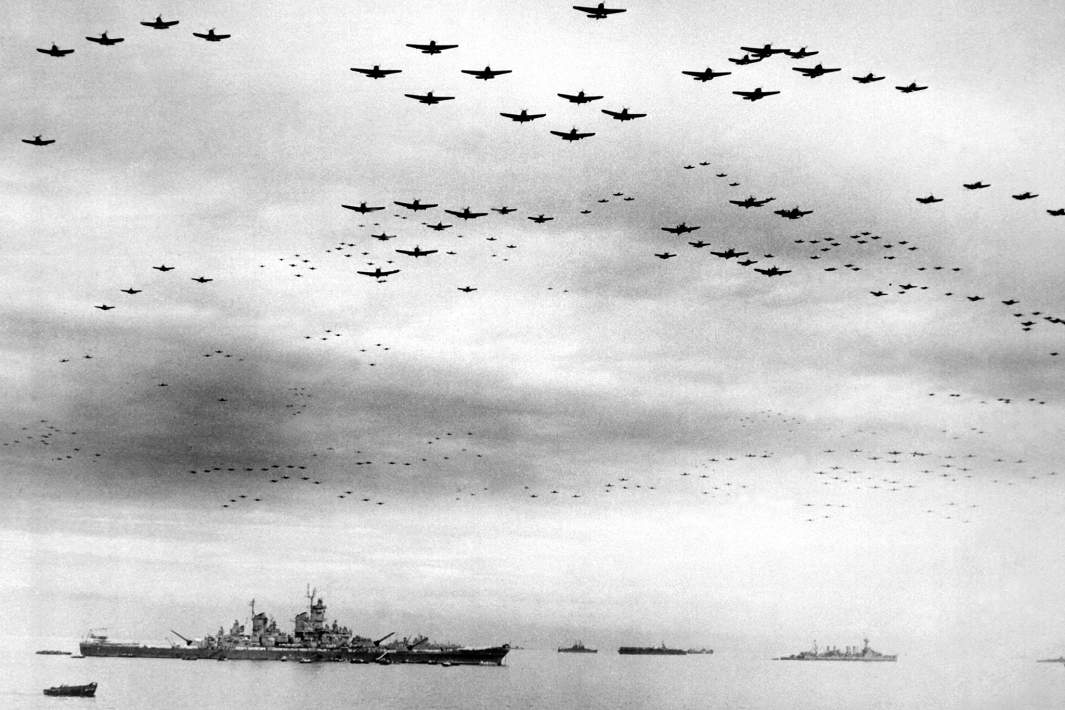 Самолеты пролетают строем над линкором «Миссури»