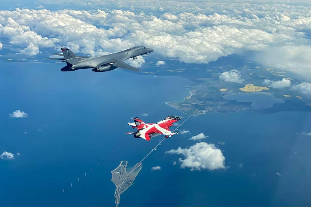 Истребитель F-16 ВВС Дании сопровождает американский сверхзвуковой стратегический бомбардировщик B-1 Lancer во время учений