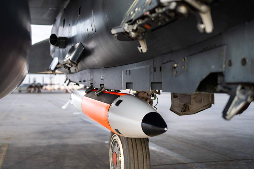 Американская ядерная бомба B61 под фюзеляжем истребителя-бомбардировщика
