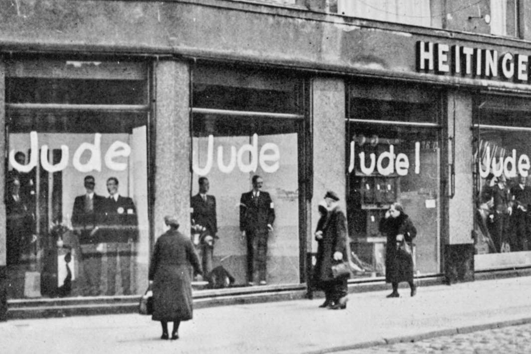 Еврейский магазин в Берлине, осквернённый в рамках нацистской кампании бойкота еврейского бизнеса. 1 апреля 1933 года