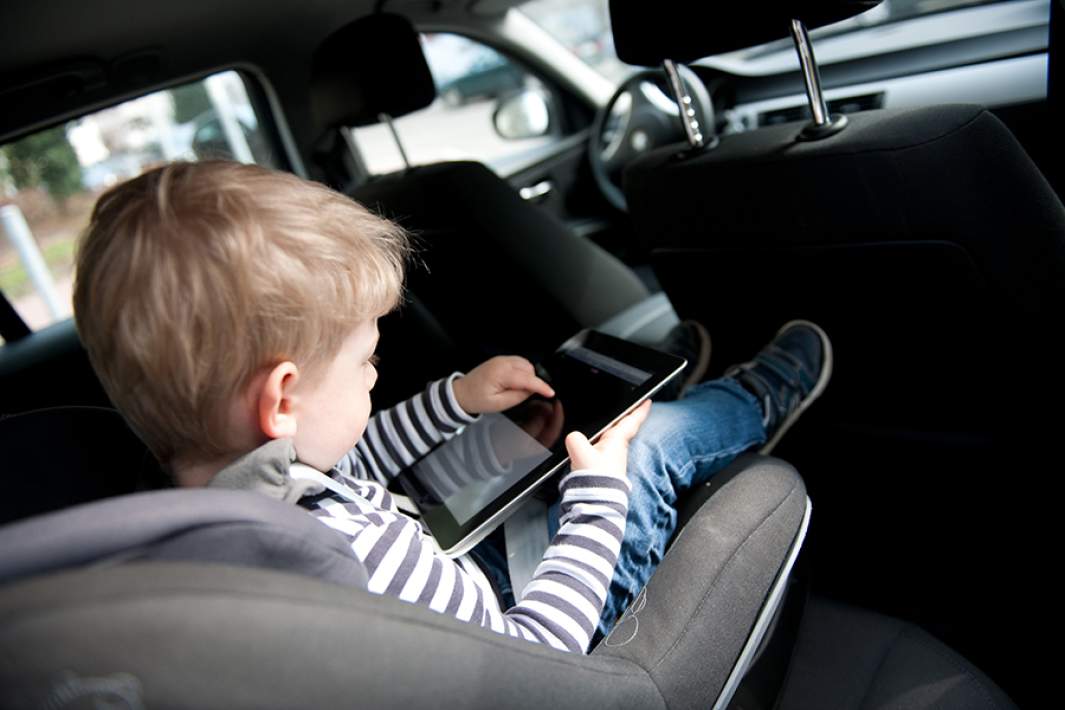 Ребенок в детском автомобильном кресле