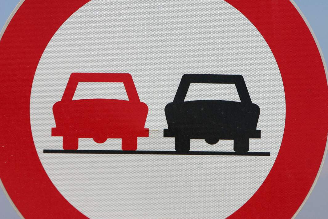 знак обгон запрещен