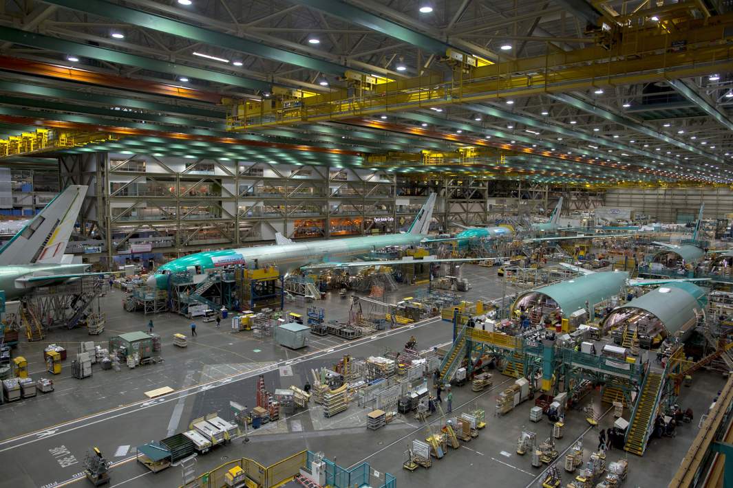 Сборка самолетов на заводе Boeing Co.
