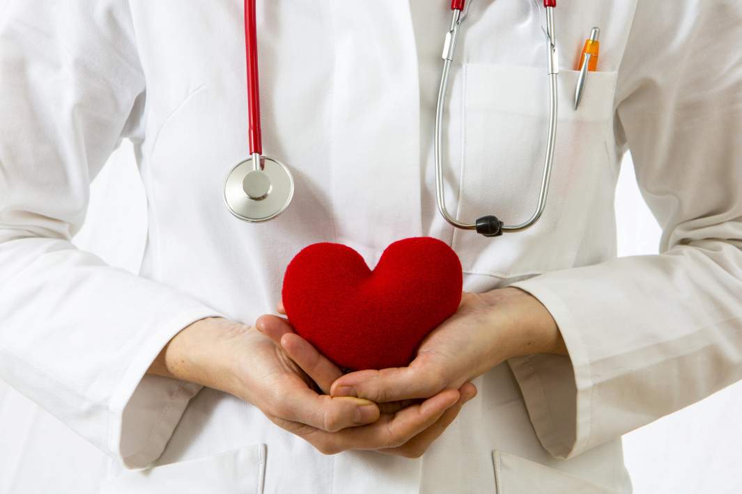врач с сердцем в руках