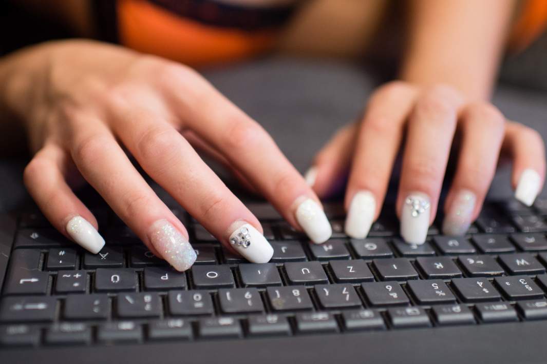 Женщина работает за ноутбуком 