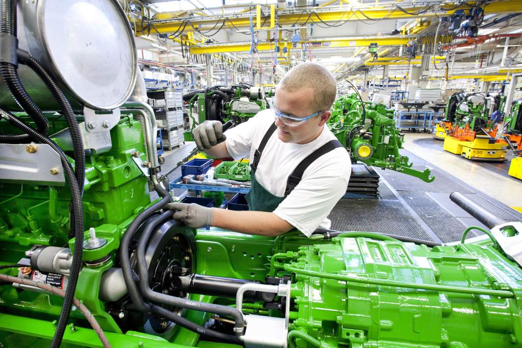 Рабочий на заводе 