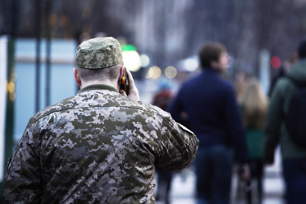 военный на Украине