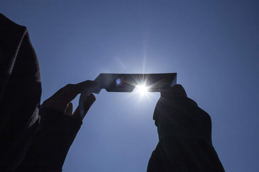 Солнцезащитные очки в руках 