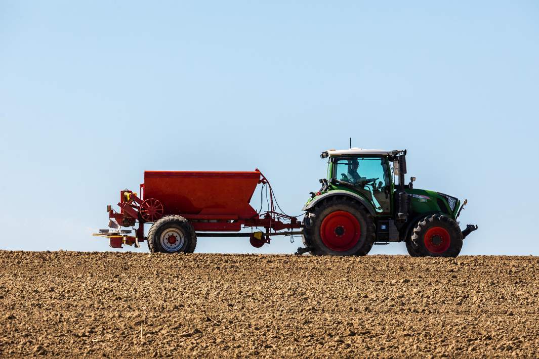 Обработка поля удобрениями 