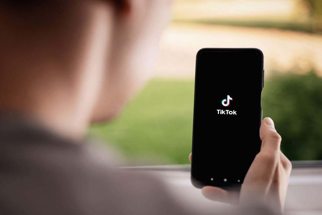 Логотип TikTok на телефоне 