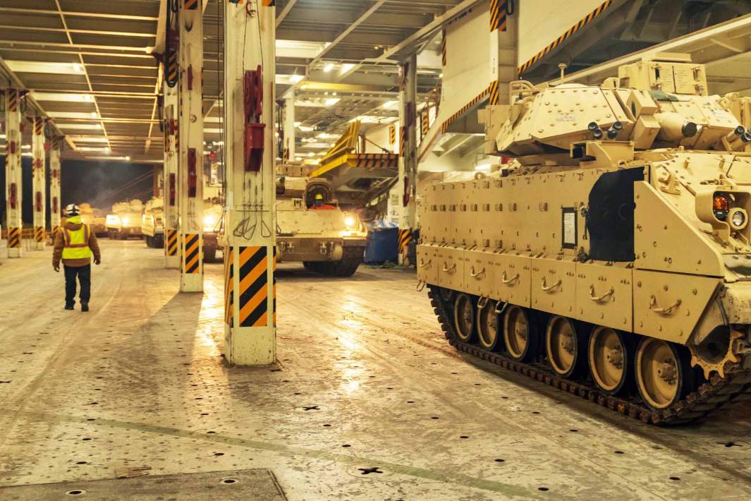 Погрузка техники США 