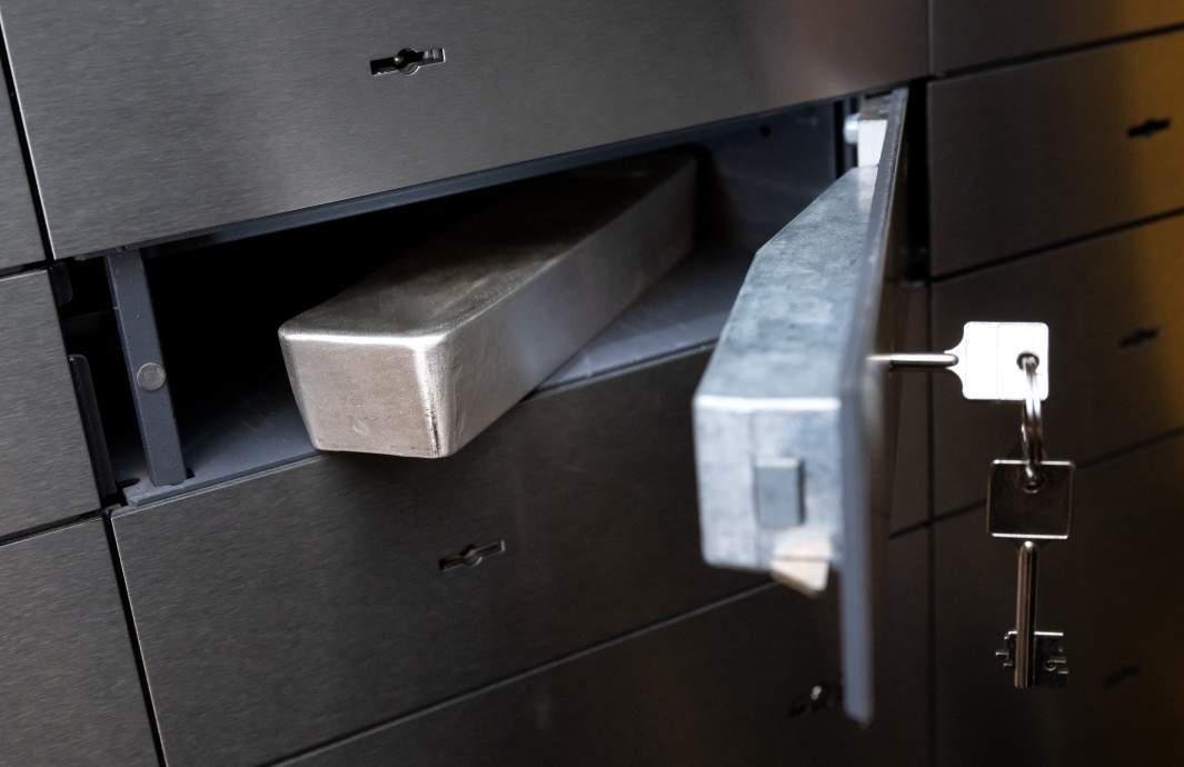 Серебряный слиток в ячейке 