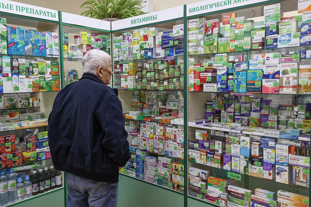 Пожилой мужчина в аптеке