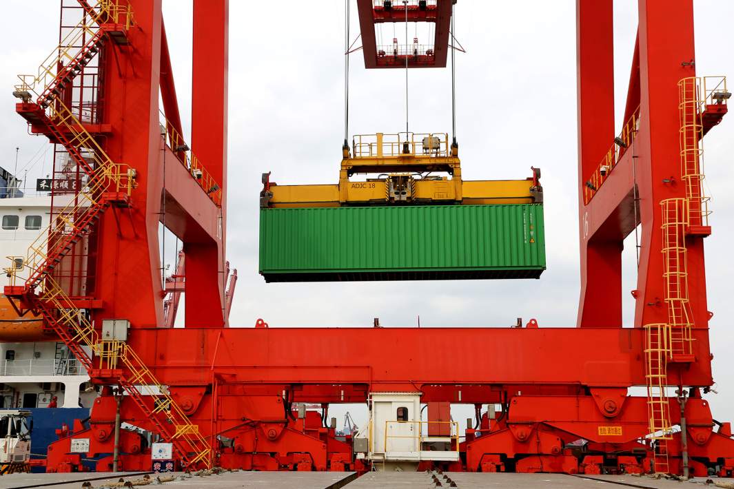 Разгрузка контейнера в порту 