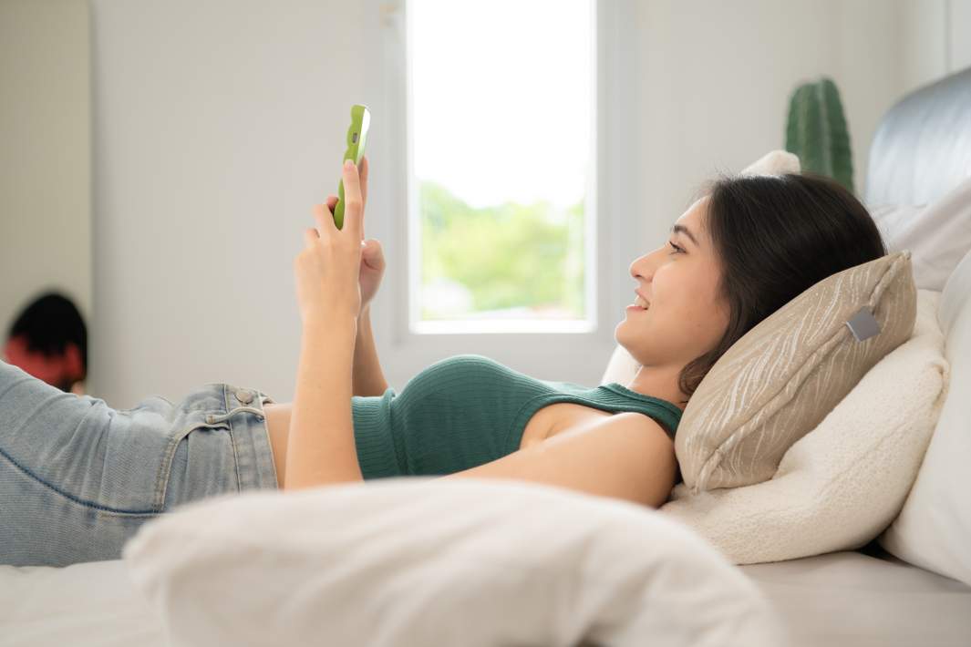 девушка с телефоном