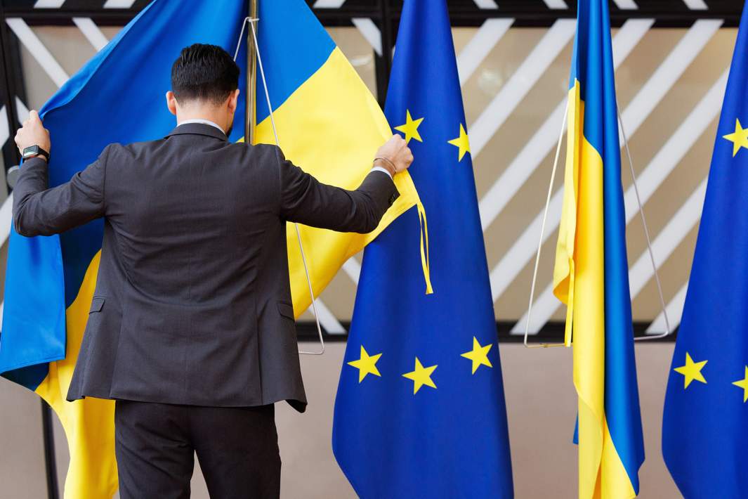 Мужчина разворачивает флаг Украины 