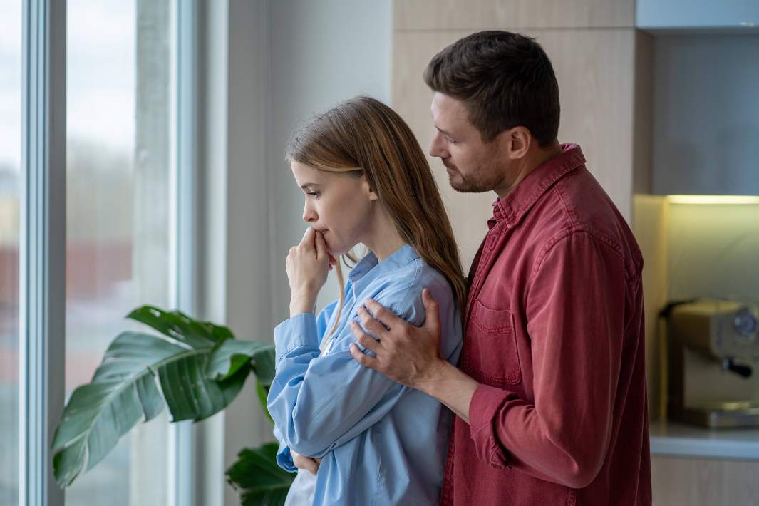 Мужчина и женщина общаются