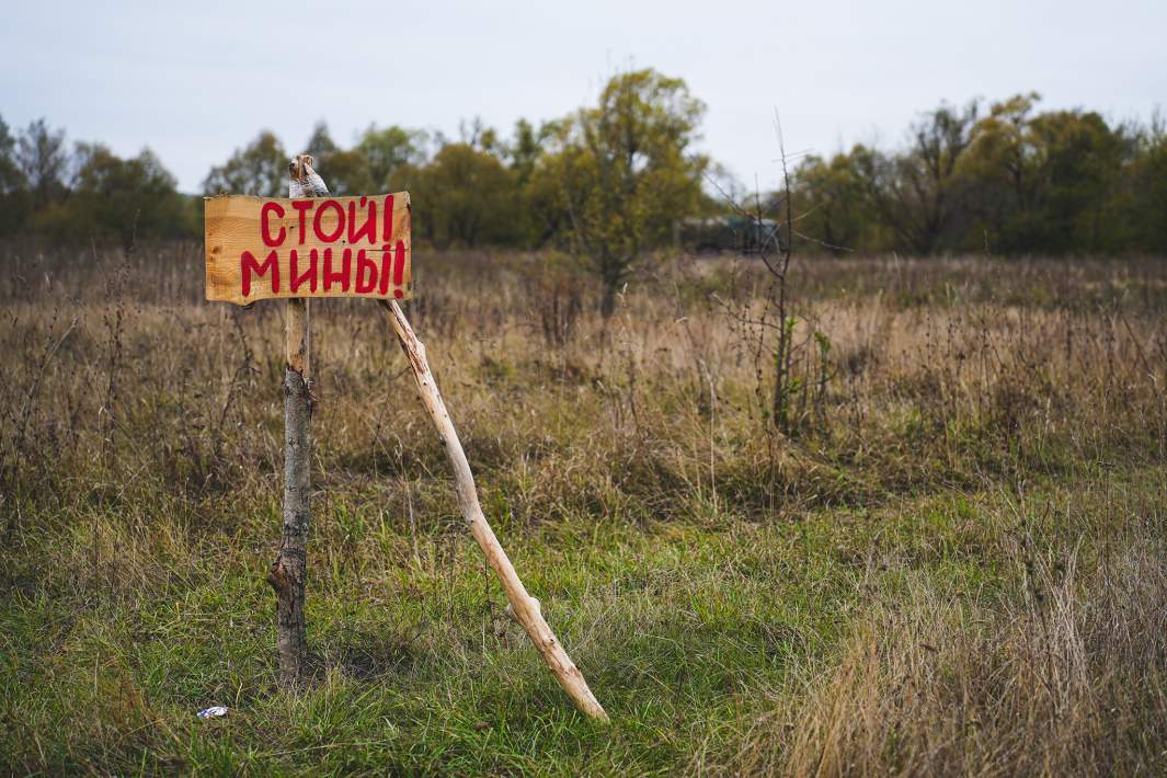 Предупреждающие таблички по всему приграничью