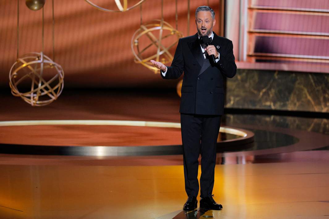 Ведущий шоу Нейт Баргатзе выступает на сцене 77-й церемонии вручения премии «Эмми»
