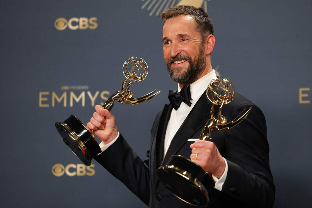 Ноа Уайли, получивший награду за лучшую мужскую роль в драматическом сериале «Больница Питт», который также получил награду за лучший драматический сериал, позирует на 77-й церемонии вручения премии «Эмми» 