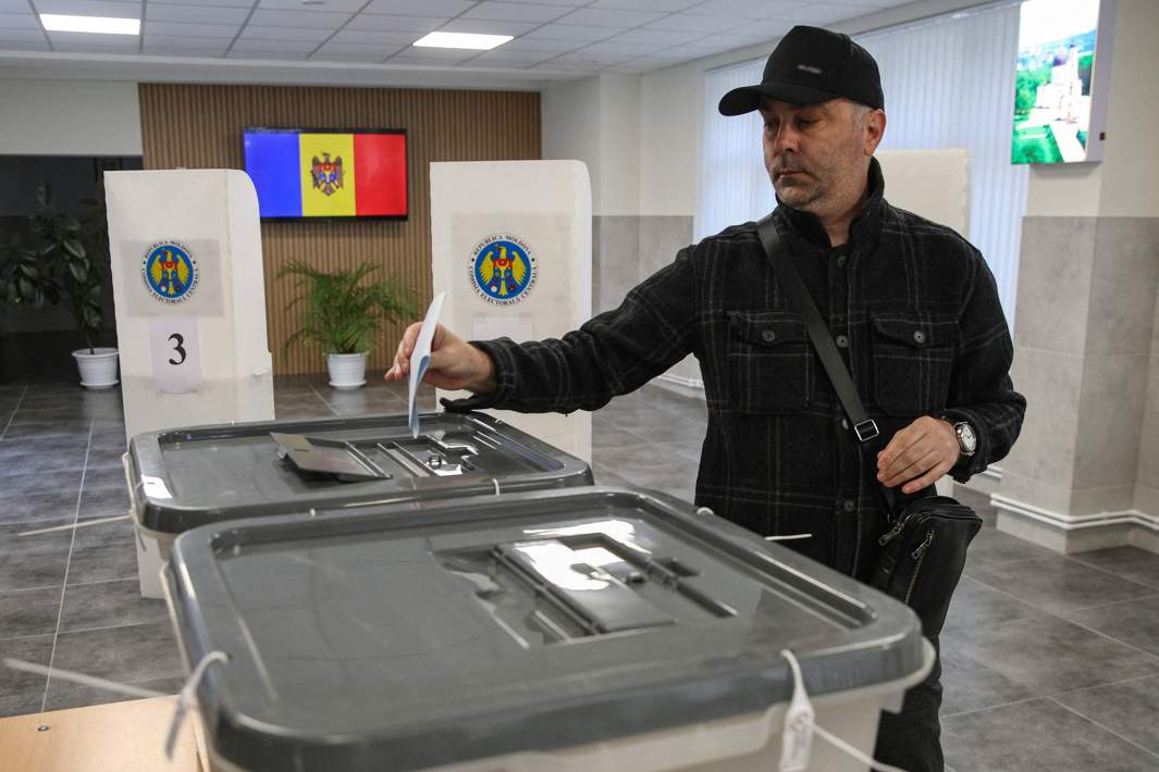 Голосование на избирательном участке в Кишиневе во время парламентских выборов 