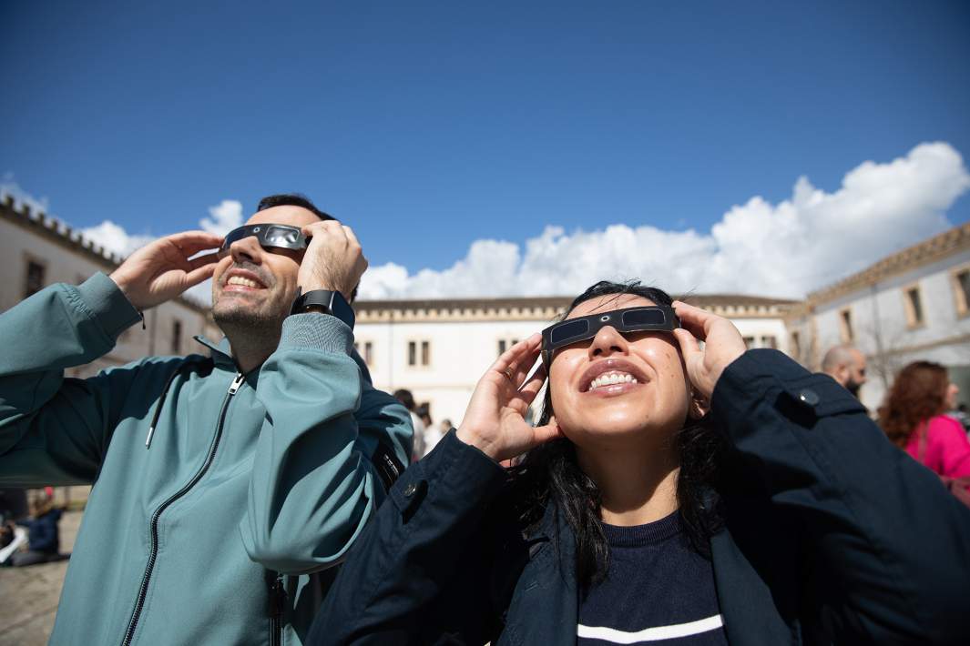 Люди смотрят на солнечное затмение 