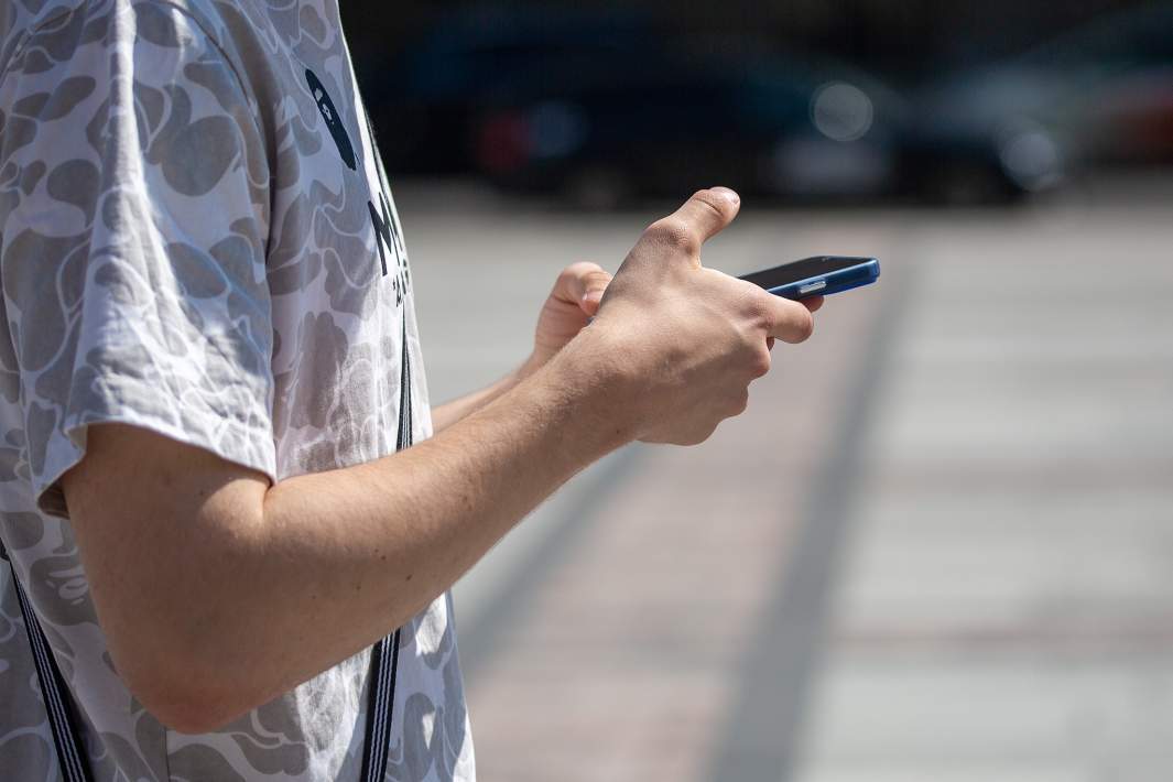 Мужчина смотрит в телефон 