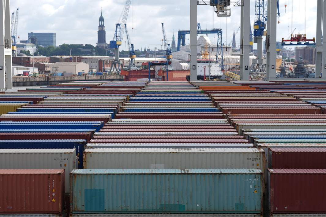 Контейнеры в порту 