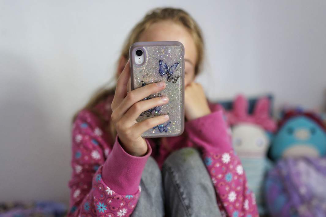 Ребенок смотрит в телефон 
