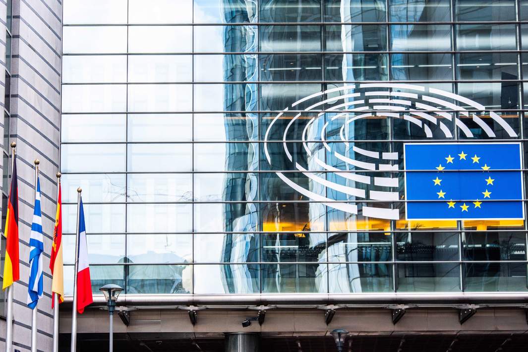 флаги и здание ЕС