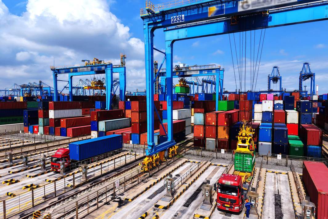 Контейнеры в порту 