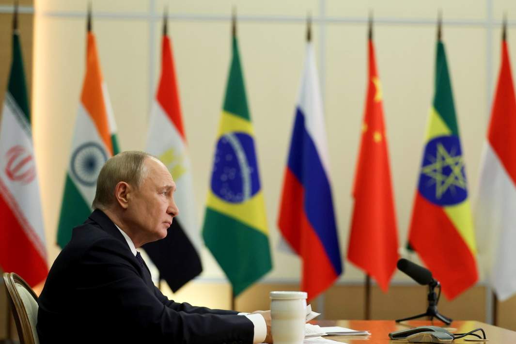 Владимир Путин во время внеочередного саммита БРИКС 